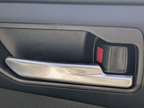 Certified 2025 Toyota Highlander XLE FWD image 33