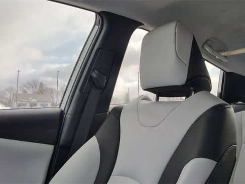 Used 2020 Toyota Prius XLE image 23