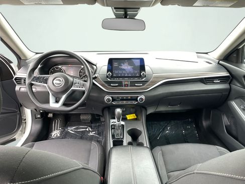 Used 2025 Nissan Altima 2.5 SV FWD image 15