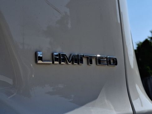 Used 2019 Jeep Cherokee Limited w/ Luxury Group AWD/4WD image 32