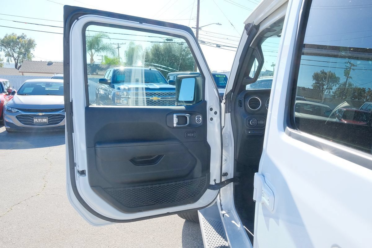 Used 2022 Jeep Wrangler Unlimited Sahara w/ Cold Weather Group AWD/4WD image 8