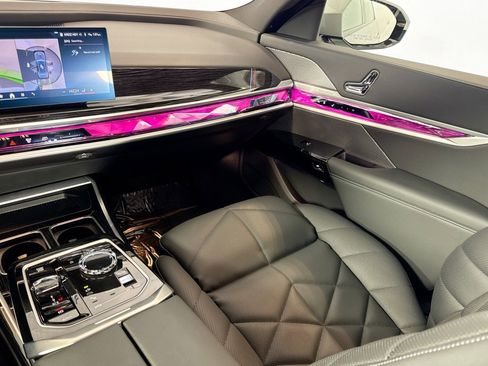 Used 2025 BMW 740i xDrive 740i xDrive w/ Premium Package image 21