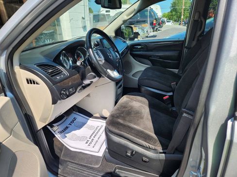 Used 2019 Dodge Grand Caravan SE w/ UConnect Hands-Free Group FWD image 17