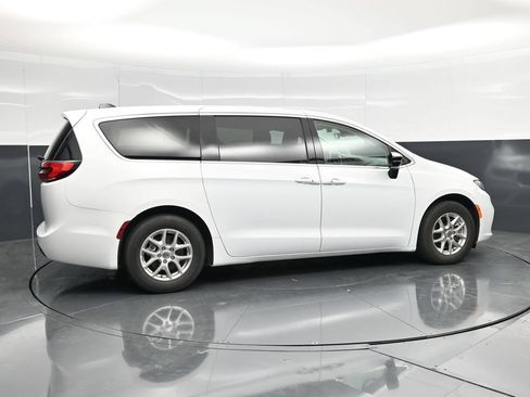 Used 2024 Chrysler Pacifica Touring-L FWD image 2