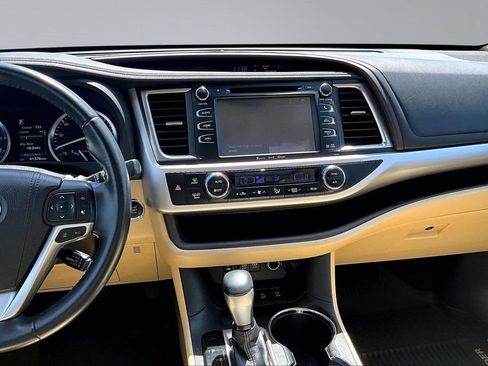 Used 2018 Toyota Highlander XLE AWD/4WD image 6