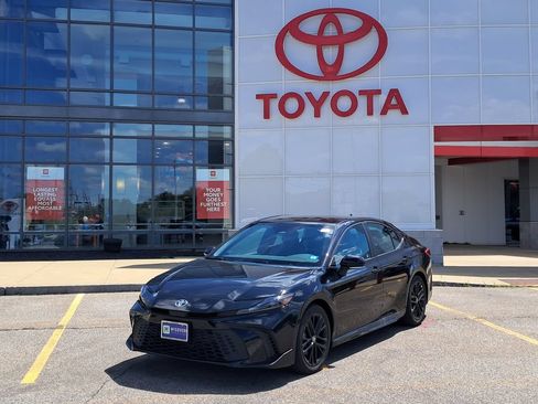 Used 2025 Toyota Camry SE w/ Convenience Package FWD image 1