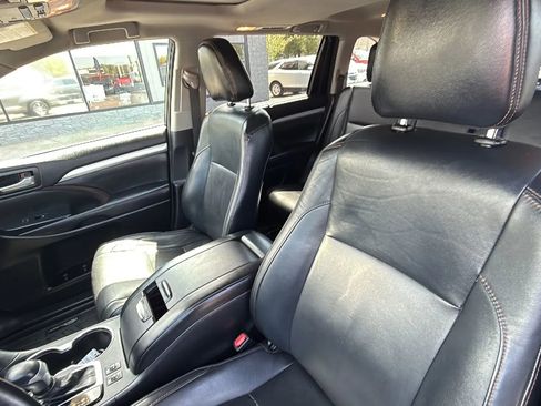 Used 2017 Toyota Highlander XLE w/ Carpet Mat Package AWD/4WD image 16