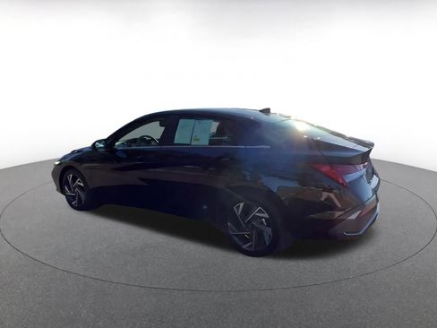 Used 2025 Hyundai Elantra SEL image 8