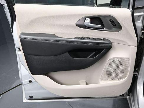 Used 2024 Chrysler Pacifica Touring-L FWD image 16