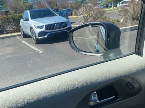 Used 2023 Chrysler Pacifica Touring-L image 34