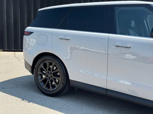 Used 2025 Land Rover Range Rover Sport SE AWD/4WD image 4