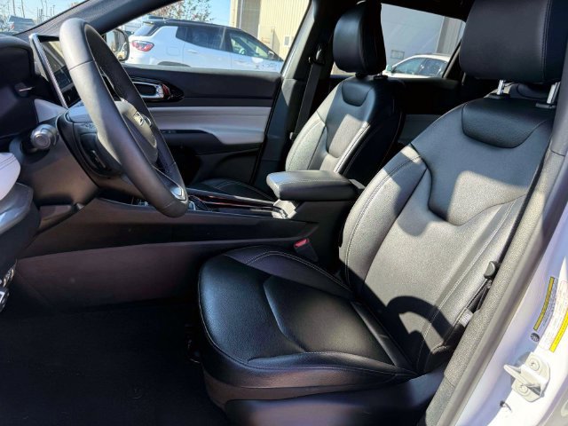 Used 2025 Jeep Compass Limited AWD/4WD image 16