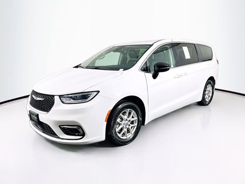 Used 2024 Chrysler Pacifica Touring-L image 3