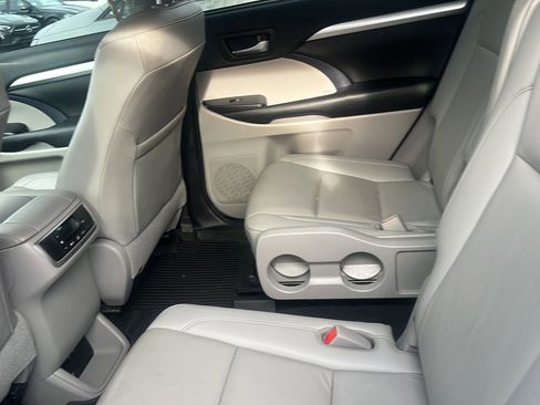 Used 2019 Toyota Highlander XLE FWD image 11