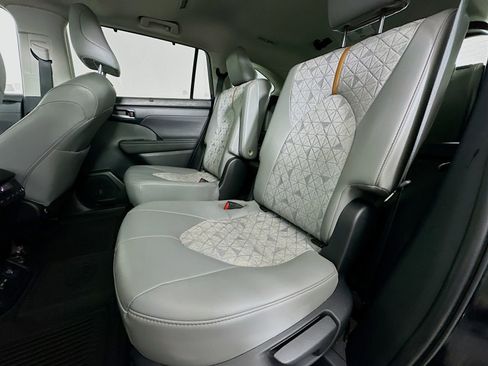 Used 2023 Toyota Highlander Bronze Edition image 25
