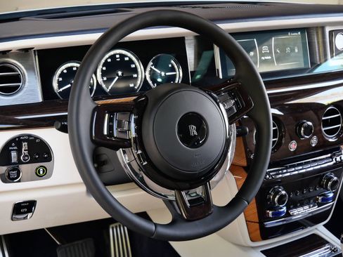 Used 2023 Rolls-Royce Phantom Sedan RWD image 25