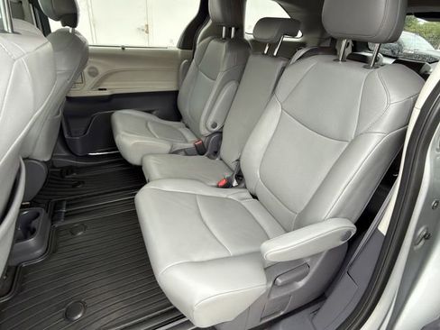 Used 2021 Toyota Sienna XLE FWD image 25
