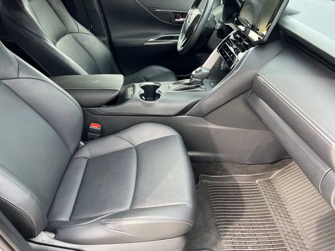 Used 2022 Toyota Venza XLE AWD/4WD image 7