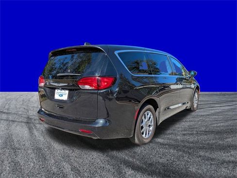 Used 2023 Chrysler Voyager LX image 4