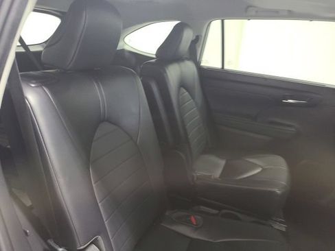 Used 2023 Toyota Highlander XLE AWD/4WD image 15