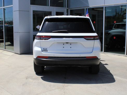 Used 2026 Jeep Grand Cherokee Altitude AWD/4WD image 7