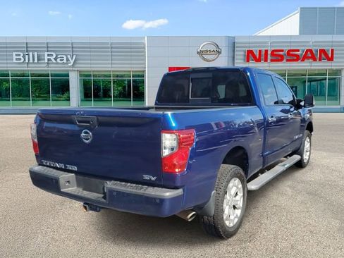 Used 2017 Nissan Titan SV image 4