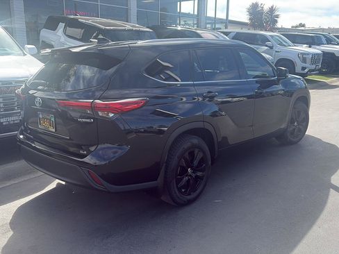 Used 2022 Toyota Highlander XLE AWD/4WD image 4