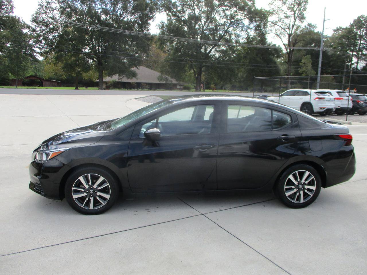 Used 2021 Nissan Versa SV FWD image 8