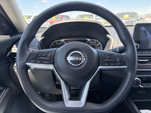 Used 2023 Nissan Altima 2.5 SV FWD image 10