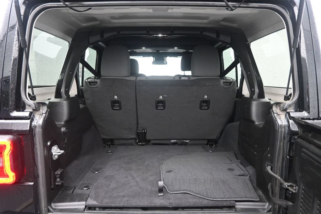 Used 2025 Jeep Wrangler Unlimited Sahara AWD/4WD image 28