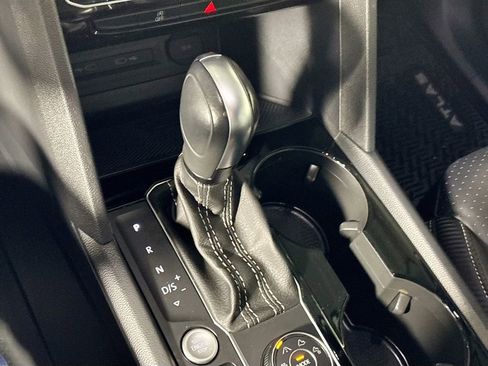 Certified 2023 Volkswagen Atlas Cross Sport SE w/ Panoramic Sunroof Package image 17