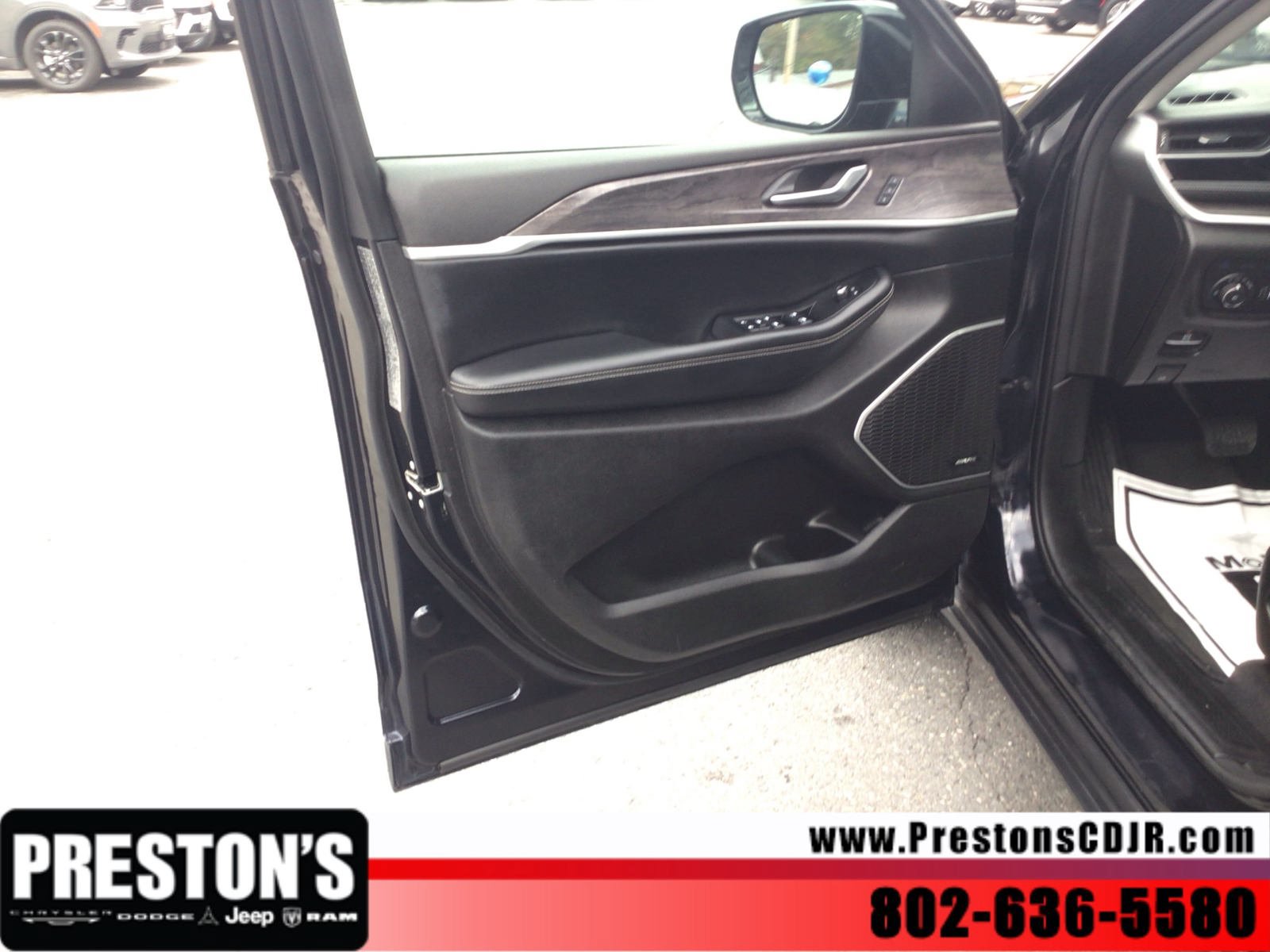Used 2024 Jeep Grand Cherokee Limited 4xe AWD/4WD image 11