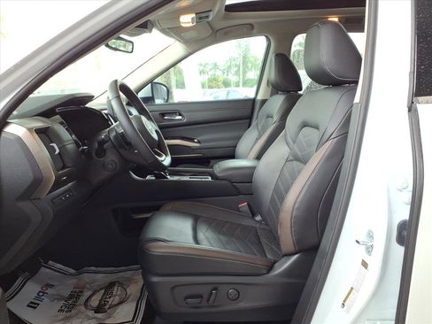 Certified 2025 Nissan Pathfinder Platinum image 15