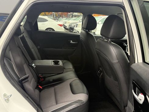 Used 2022 Kia Niro EX image 19