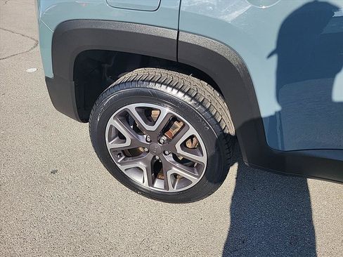 Used 2017 Jeep Renegade Latitude w/ Cold Weather Group AWD/4WD image 30