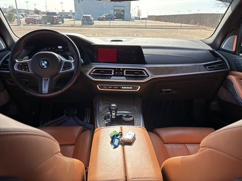 Used 2022 BMW X7 M50i image 25