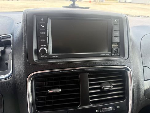 Used 2020 Dodge Grand Caravan SE FWD image 18