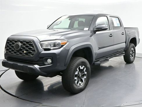 Used 2020 Toyota Tacoma TRD Off-Road w/ Technology Package AWD/4WD image 3
