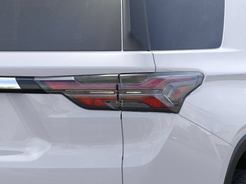 Used 2023 Chevrolet Traverse LS FWD image 12