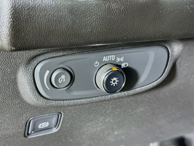 Used 2022 GMC Terrain SLE w/ Driver Convenience Package FWD image 16