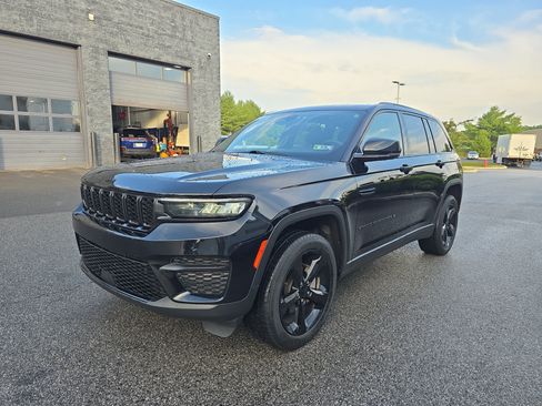 Used 2023 Jeep Grand Cherokee Altitude AWD/4WD image 8
