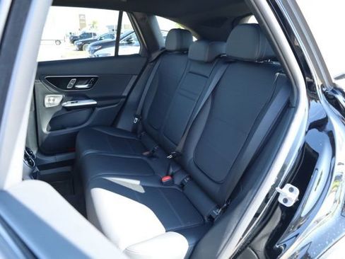 Used 2025 Mercedes-Benz GLC 300 4MATIC image 28