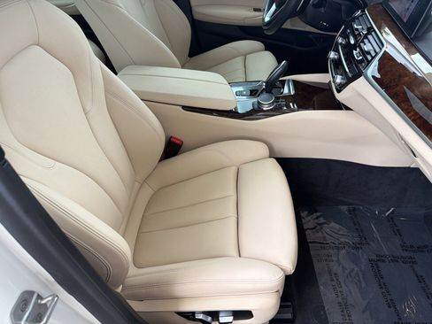 Used 2020 BMW 530i w/ Premium Package RWD image 25