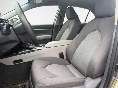Used 2018 Toyota Camry LE image 12
