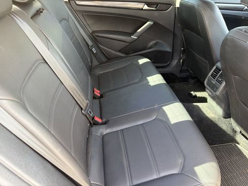 Used 2020 Volkswagen Passat 2.0T R-Line FWD image 9