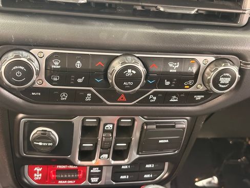 Used 2025 Jeep Gladiator Rubicon AWD/4WD image 23