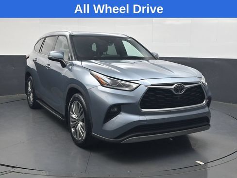 Used 2022 Toyota Highlander Platinum AWD/4WD image 2