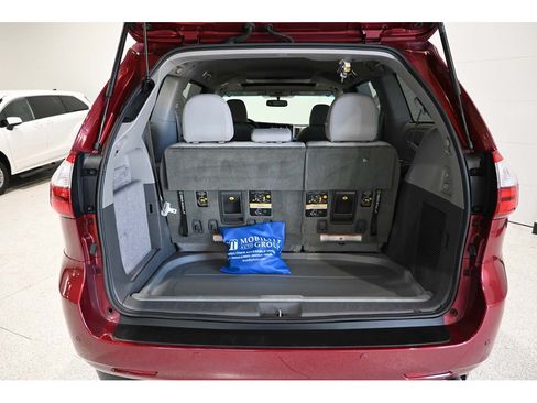 Used 2015 Toyota Sienna XLE Premium FWD image 27