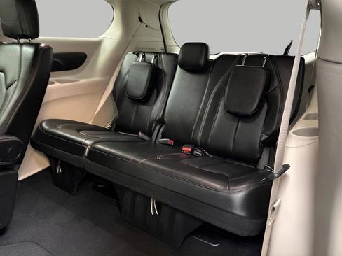 Used 2024 Chrysler Pacifica Touring-L FWD image 35