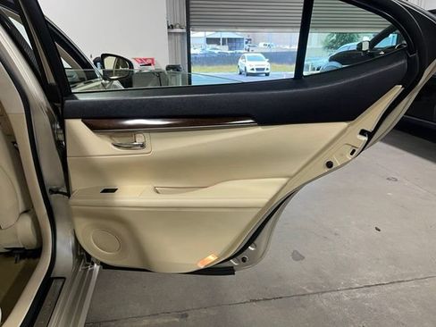 Used 2014 Lexus ES 350 w/ Luxury Package FWD image 16